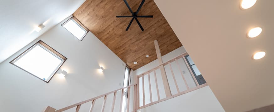 シーリングファンのある住宅の吹き抜け部分