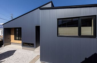 黒い住宅の外観