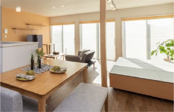 大きな窓がある住宅のリビング