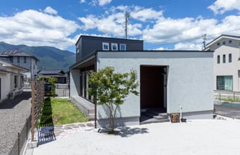 縦に長い住宅の外観