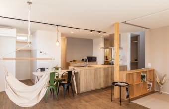 リビングにハンモックのある住宅