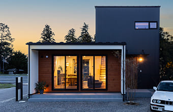 リビングに電気が点いている住宅の外観