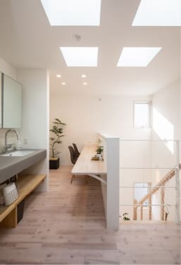 住宅の2階にある洗面所と作業スペース